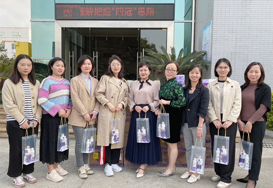 乘巾幗禮儀風，做龍獅最美人龍獅瓶蓋工會開展紀念“三八”國際勞動婦女節(jié)系列活動